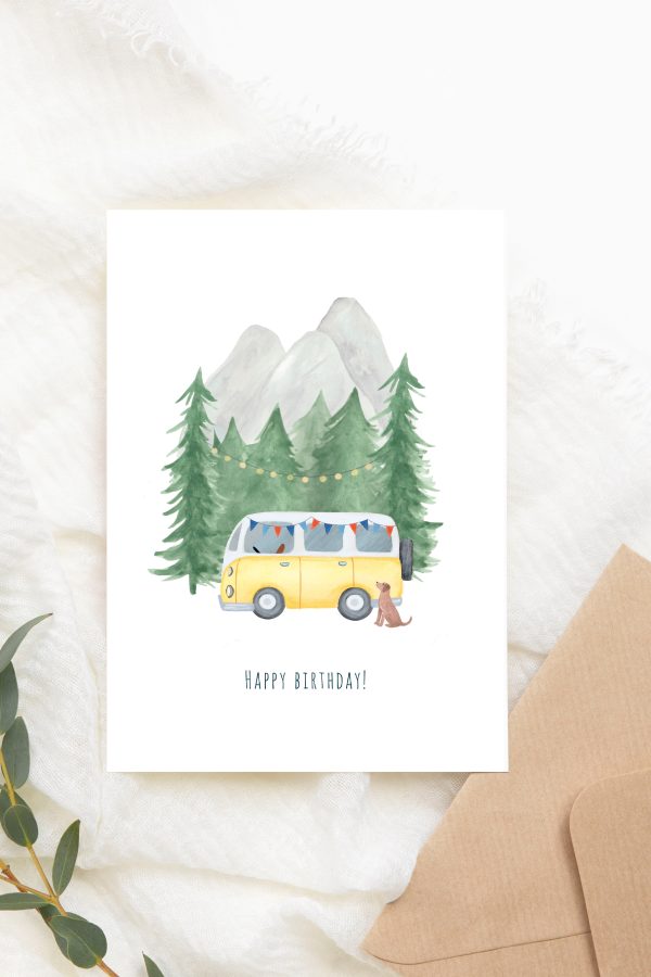 Verjaardagskaart met camper in het bos.